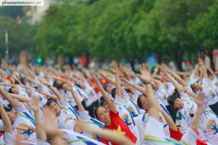 TPHCM: Hàng ngàn người đồng diễn Yoga trên phố đi bộ Nguyễn Huệ- Ảnh 10.