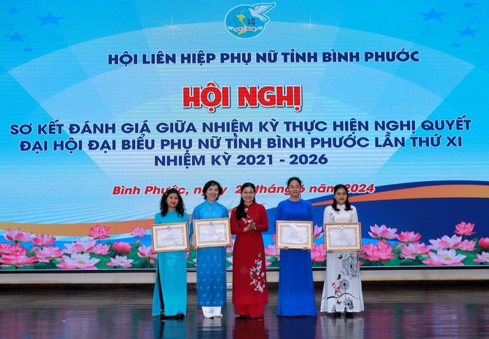 Hội LHPN tỉnh Bình Phước sơ kết giữa nhiệm kỳ: Có 2/9 chỉ tiêu đạt cả nhiệm kỳ- Ảnh 4.