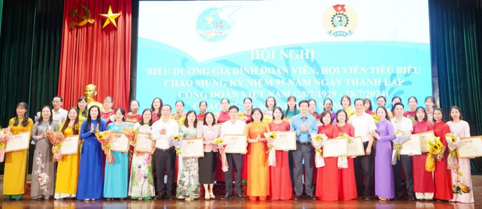 Bắc Ninh: Biểu dương gia đình nữ đoàn viên, hội viên tiêu biểu thị xã Quế Võ- Ảnh 2.