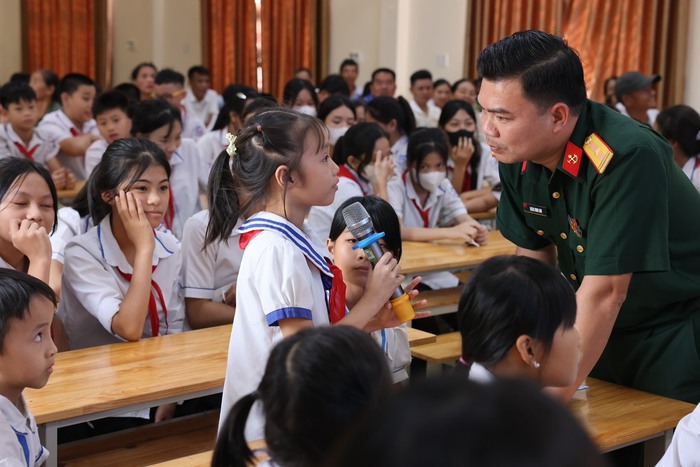 Trao hơn 300 triệu đồng hỗ trợ sinh kế cho nạn nhân bom mìn và trẻ em nghèo ở Nghệ An- Ảnh 1.