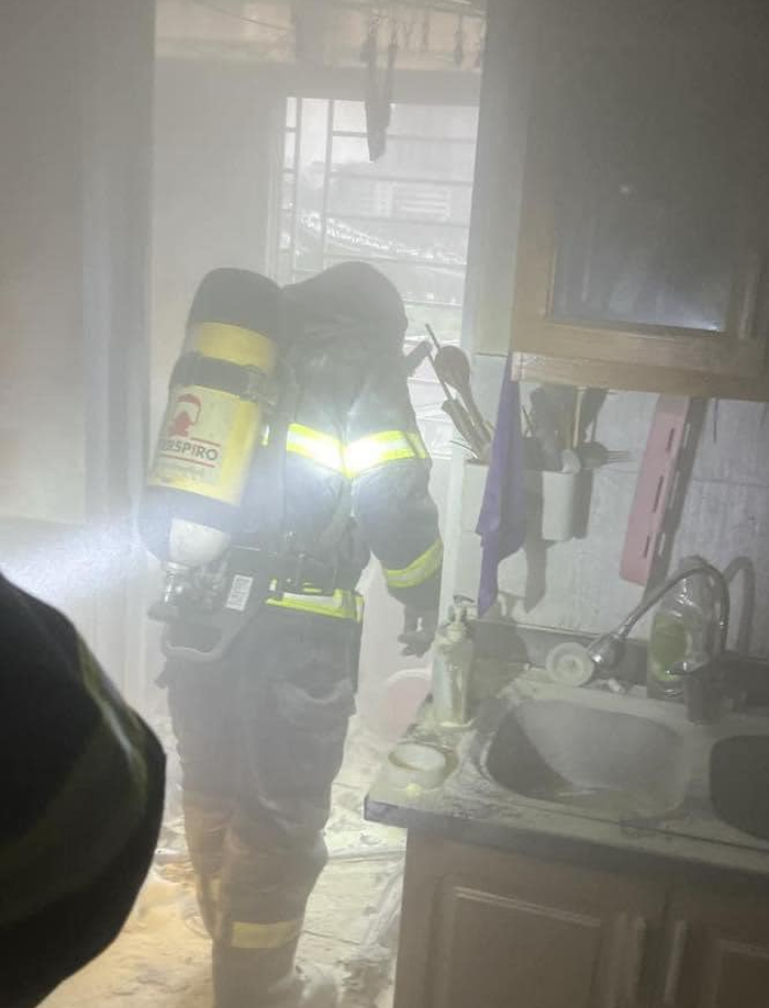 Hà Nội: Cháy chung cư mini chủ nhà đi vắng, hàng xóm đập cửa cứu hỏa- Ảnh 1.