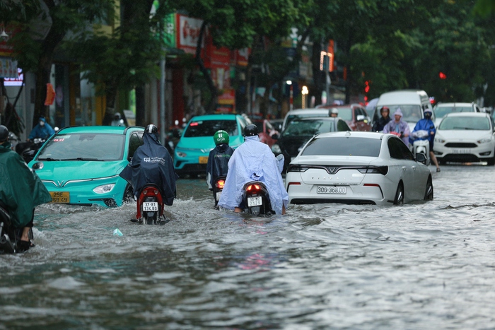 Người dân Hà Nội ngán ngẩm cảnh nước tràn vào nhà sau cơn mưa lớn: Có những lần nhà ngập 2 ngày mới rút hết nước- Ảnh 1.