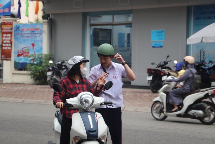 Thi vào lớp 10 Hà Nội: Sát ngày thi, "gia sư mẹ" vẫn "ra rả" ôn Văn cùng con- Ảnh 1.