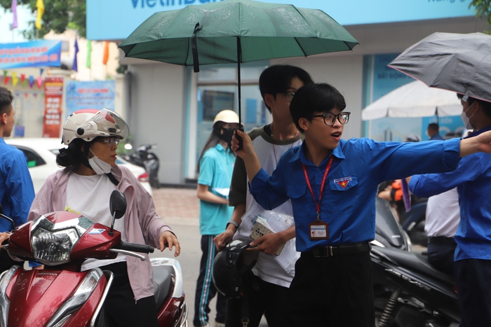 Thi vào lớp 10 Hà Nội: Thí sinh được các tình nguyện viên chăm sóc nhiệt tình- Ảnh 6.