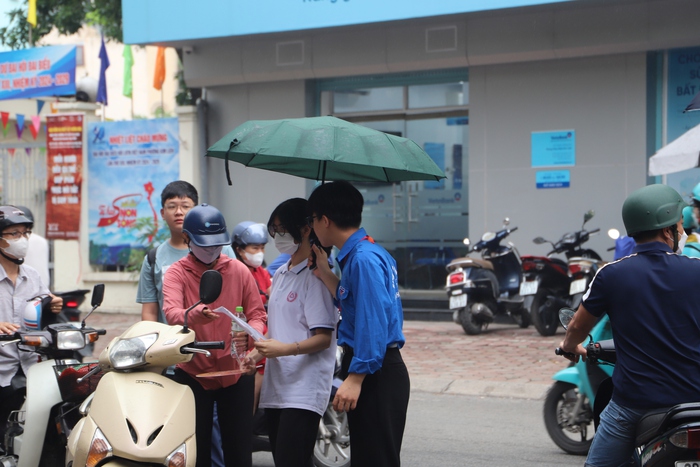 Thi vào lớp 10 Hà Nội: Sát ngày thi, "gia sư mẹ" vẫn "ra rả" ôn Văn cùng con- Ảnh 2.