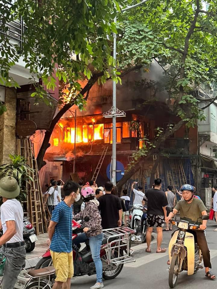 Cháy quán cà phê ở phố cổ Hà Nội lúc rạng sáng- Ảnh 1.