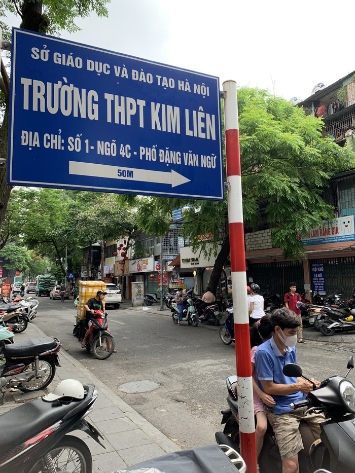 Ông bố Xuân Bắc đưa con trai đi thi tại điểm thi trường PTTH Kim Liên- Ảnh 6.