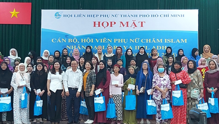 TPHCM: Phụ nữ đồng bào Chăm Islam tham quan thành phố bằng xe buýt 2 tầng- Ảnh 4.