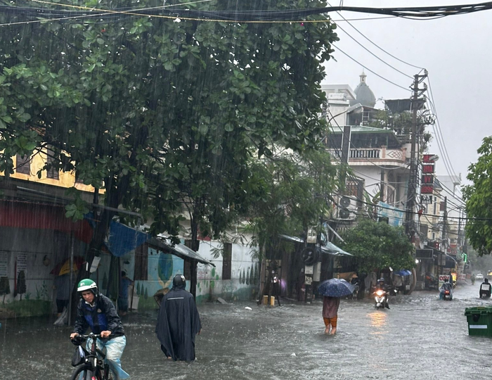 Vì sao Quảng Ninh và Hải Phòng mưa lớn kéo dài, ngập sâu?- Ảnh 1.