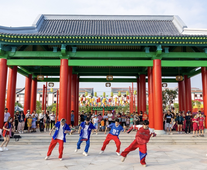 Sau khai trương, không khí ăn chơi sôi động tại Phố đi bộ - Công viên Vũ Yên chưa bao giờ hạ nhiệt