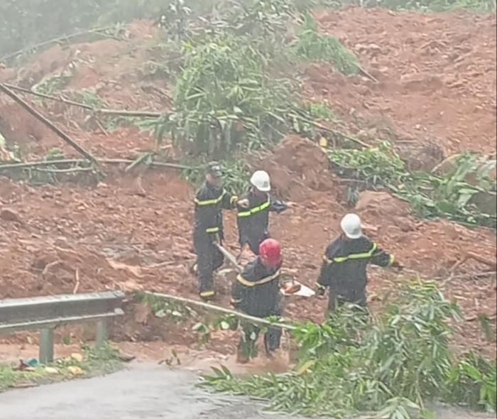 Hà Giang: 9 người trên xe khách tử vong do đất đá sạt lở vùi lấp- Ảnh 1.