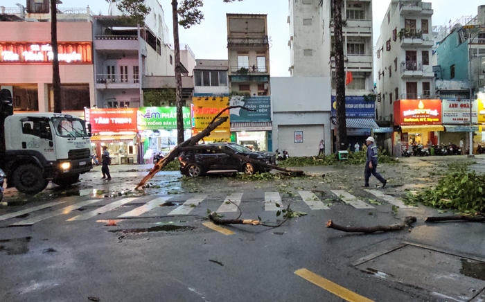 Cây gãy rơi đè ô tô, nhà tốc mái, rạp cưới bị thổi bay trong mưa giông ở TPHCM- Ảnh 2.