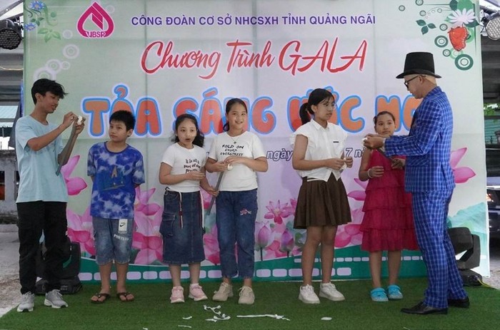 Công đoàn cơ sở NHCSXH tỉnh Quảng Ngãi biểu dương, khen thưởng con, em cán bộ, người lao động- Ảnh 1.