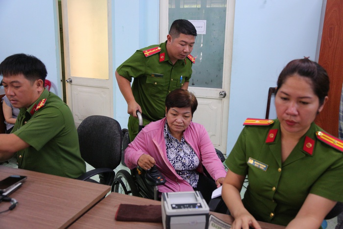 TP.HCM: Phụ huynh gác việc, dẫn trẻ em đi làm thẻ căn cước có thu thập mống mắt- Ảnh 3.