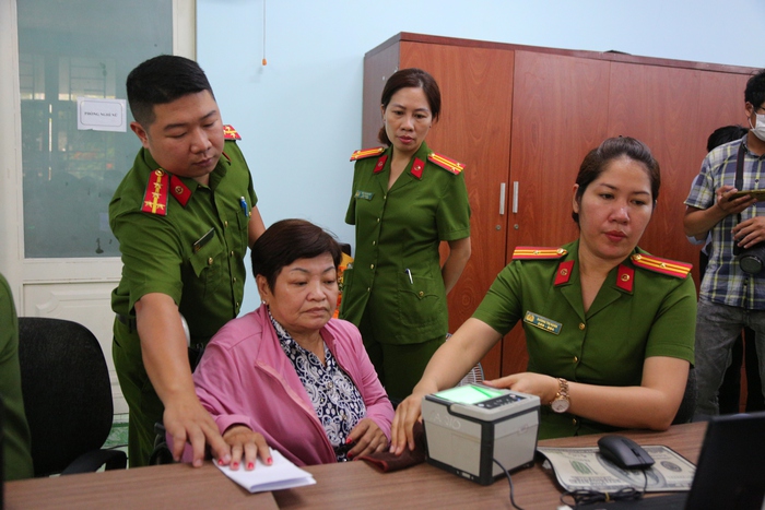 TP.HCM: Phụ huynh gác việc, dẫn trẻ em đi làm thẻ căn cước có thu thập mống mắt- Ảnh 4.