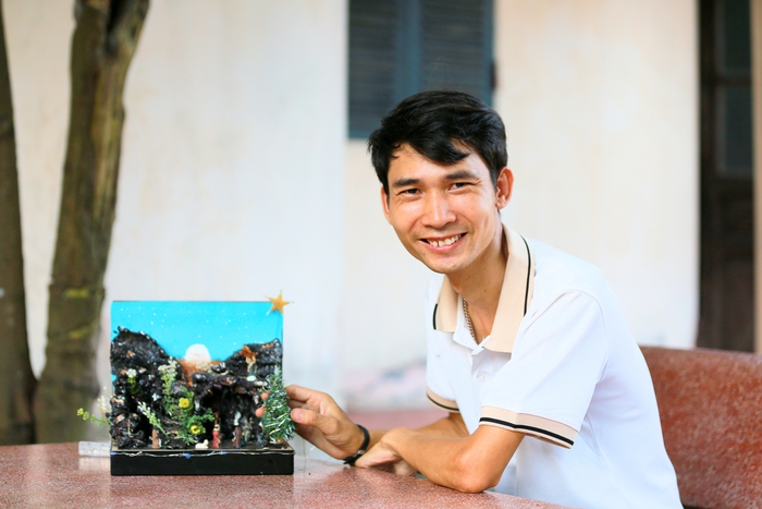 Chàng trai Bắc Ninh đi xin chậu vỡ, chai nhựa... từ hàng xóm rồi tái chế thành đồ chơi cho trẻ nhỏ- Ảnh 1.