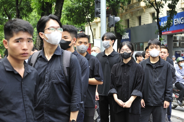 Từng đoàn người đang xếp hàng chờ đến lượt vào viếng linh cữu cố Tổng bí thư