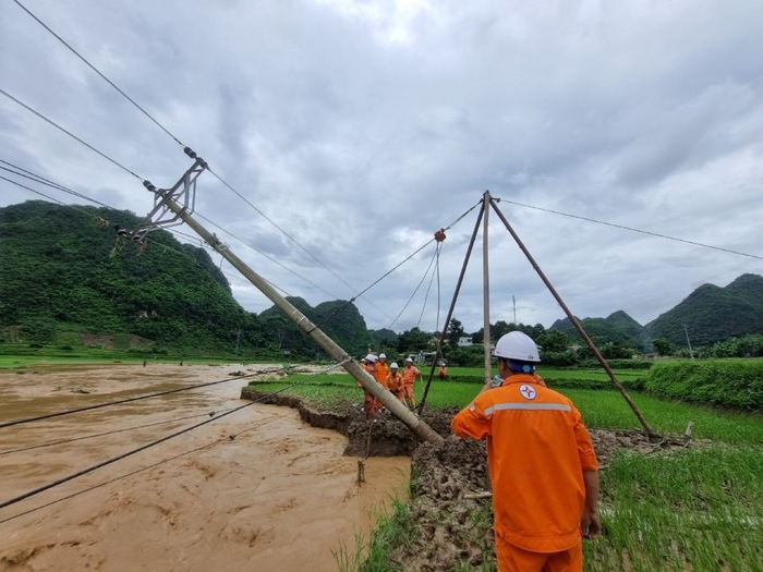 Điện lực Sơn La cấp điện trở lại cho hơn 15.000 hộ dân bị mất điện do mưa lũ- Ảnh 2.