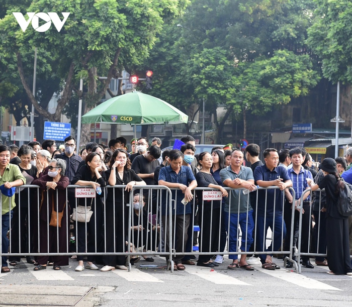 Đông đảo phụ nữ trong dòng người xếp hàng dài vào viếng Tổng Bí thư Nguyễn Phú Trọng- Ảnh 25.