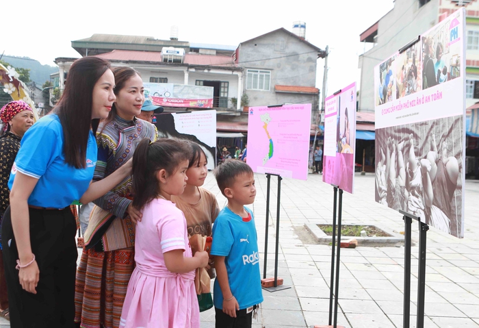 Trung ương Hội LHPN Việt Nam truyền thông phòng, chống mua bán người tại phiên chợ vùng cao Bắc Hà - Lào Cai- Ảnh 5.