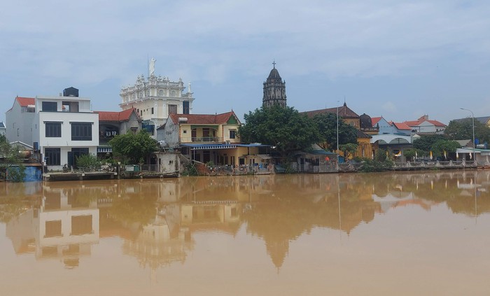 Bí thư Thành ủy Hà Nội yêu cầu lên phương án di dời dân vùng lụt bị cô lập- Ảnh 1.