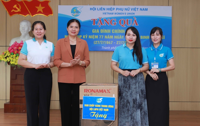 Chủ tịch Hội LHPNVN Hà Thị Nga thăm, tặng quà Mẹ Việt Nam anh hùng, gia đình chính sách tại Lào Cai- Ảnh 3.