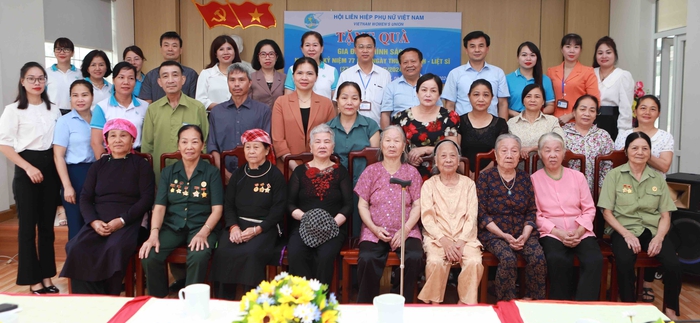 Chủ tịch Hội LHPNVN Hà Thị Nga thăm, tặng quà Mẹ Việt Nam anh hùng, gia đình chính sách tại Lào Cai- Ảnh 2.