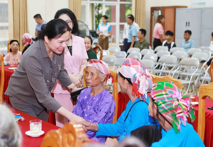 Chủ tịch Hội LHPN Việt Nam thăm, tặng quà mẹ liệt sĩ, gia đình chính sách tại Lào Cai- Ảnh 6.