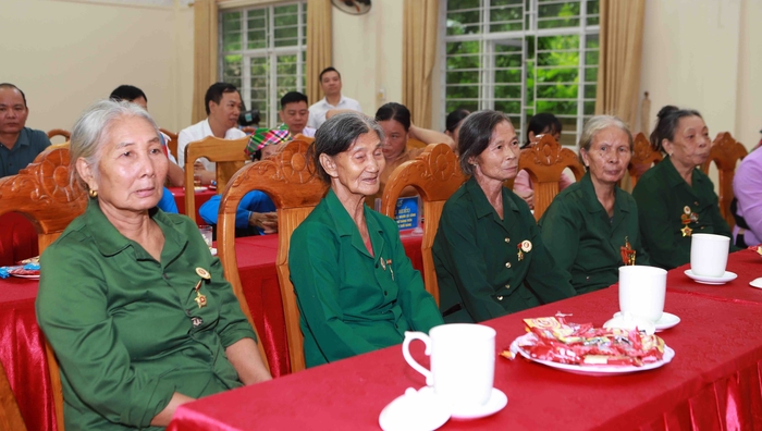 Chủ tịch Hội LHPN Việt Nam thăm, tặng quà mẹ liệt sĩ, gia đình chính sách tại Lào Cai- Ảnh 7.