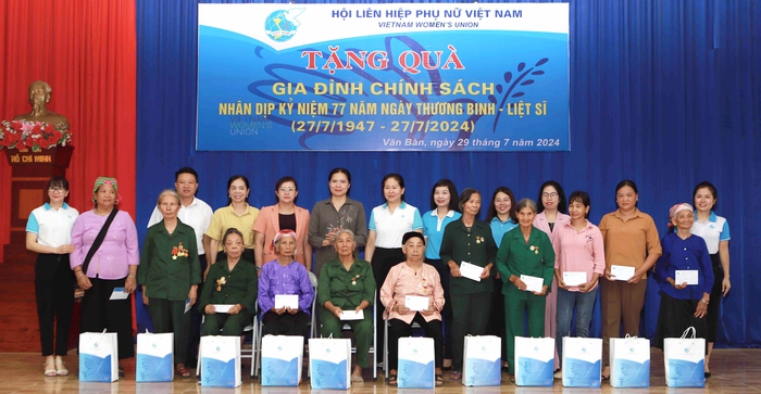 Chủ tịch Hội LHPN Việt Nam thăm, tặng quà mẹ liệt sĩ, gia đình chính sách tại Lào Cai- Ảnh 3.