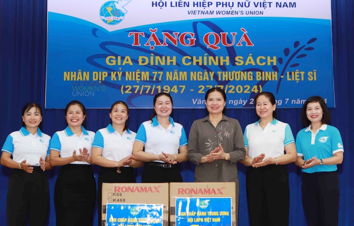 Chủ tịch Hội LHPN Việt Nam thăm, tặng quà mẹ liệt sĩ, gia đình chính sách tại Lào Cai- Ảnh 5.