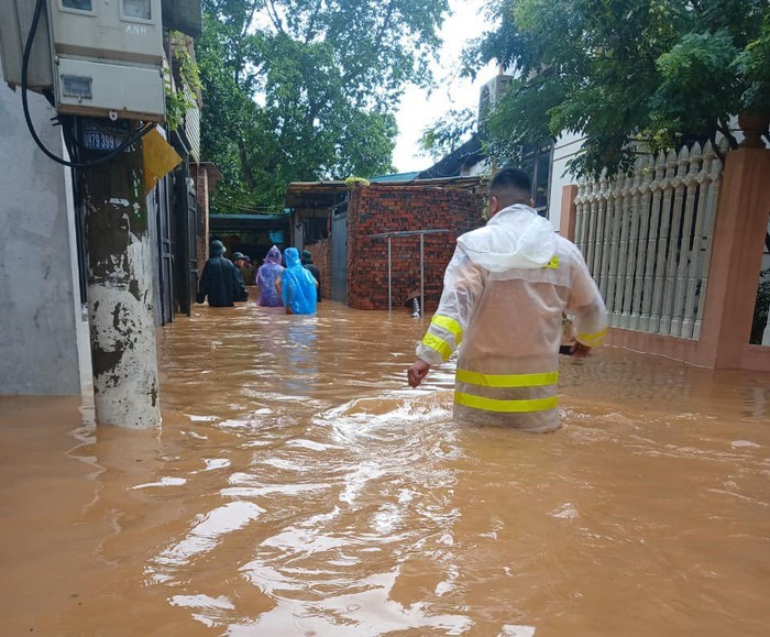 Lạng Sơn: Mưa lớn kéo dài, đường phố biến thành sông, sạt lở xảy ra tại nhiều nơi- Ảnh 2.