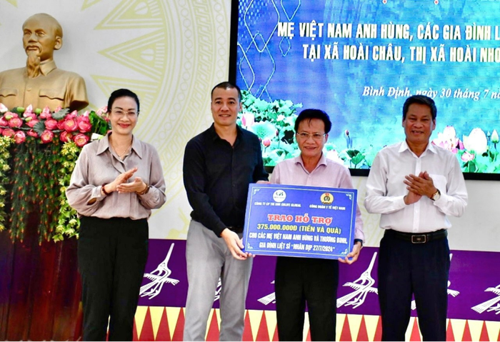 Công đoàn Y tế Việt Nam tri ân mẹ Việt Nam anh hùng, gia đình liệt sĩ, thương bệnh binh tại Bình Định- Ảnh 2.