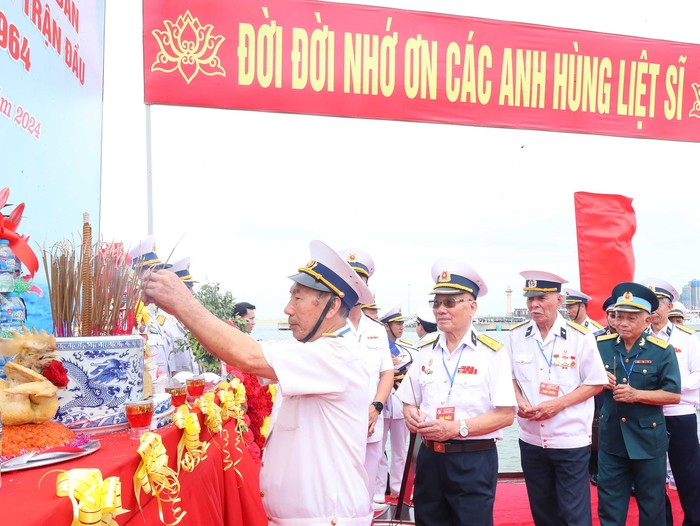 Tưởng niệm các Anh hùng Liệt sĩ hy sinh trong Chiến thắng oanh liệt đầu tiên của Quân chủng Hải quân - Ảnh 1.