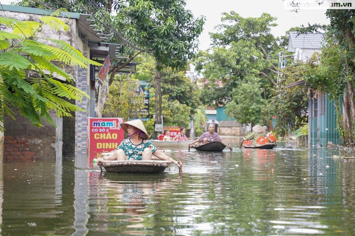 Thôn cô lập nhất ở “rốn lũ” Hà Nội, hàng trăm người sinh hoạt hiểm nguy giữa tứ bề biển nước- Ảnh 6.