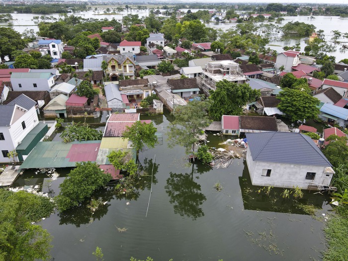 Thôn cô lập nhất ở “rốn lũ” Hà Nội, hàng trăm người sinh hoạt hiểm nguy giữa tứ bề biển nước- Ảnh 1.