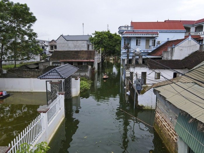 Thôn cô lập nhất ở “rốn lũ” Hà Nội, hàng trăm người sinh hoạt hiểm nguy giữa tứ bề biển nước- Ảnh 3.