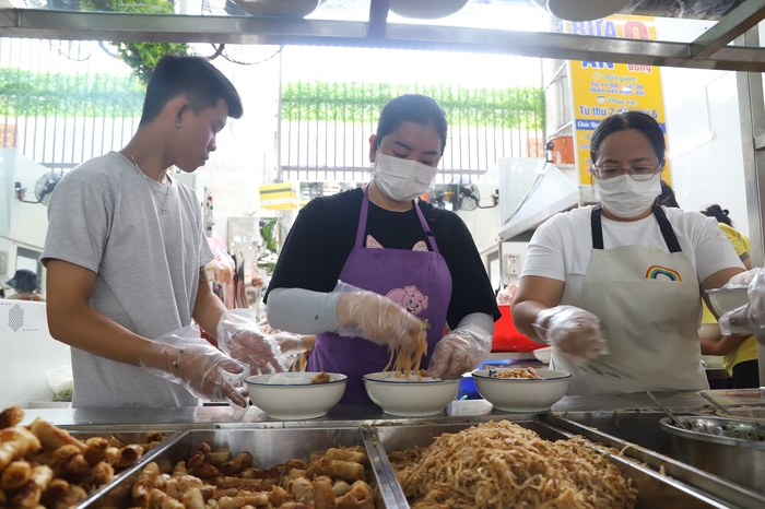 "Bếp cơm nghĩa tình" ở Bình Dương- Ảnh 4.