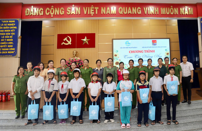 TPHCM: "Trao tia nắng ấm" tiếp thêm động lực cho phụ nữ hoàn lương và trẻ em vượt khó học giỏi- Ảnh 4.