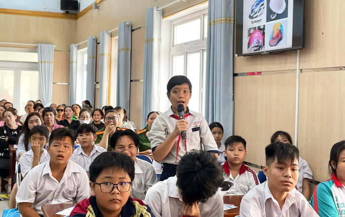 TPHCM: "Trao tia nắng ấm" tiếp thêm động lực cho phụ nữ hoàn lương và trẻ em vượt khó học giỏi- Ảnh 2.