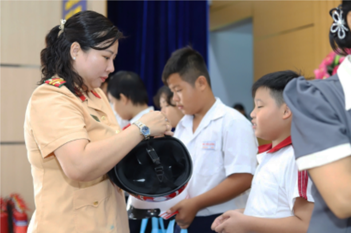 TPHCM: "Trao tia nắng ấm" tiếp thêm động lực cho phụ nữ hoàn lương và trẻ em vượt khó học giỏi- Ảnh 3.