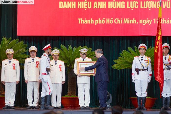 Lãnh đạo Công an TPHCM đón nhận danh hiệu Anh hùng Lực lượng Vũ trang Nhân dân do do Chủ tịch nước phong tặng cho Công an TPHCM