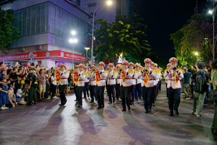 Ngay sau chương trình văn nghệ là phần trình diễn nhạc kèn trên khu vực đi bộ Nguyễn Huệ