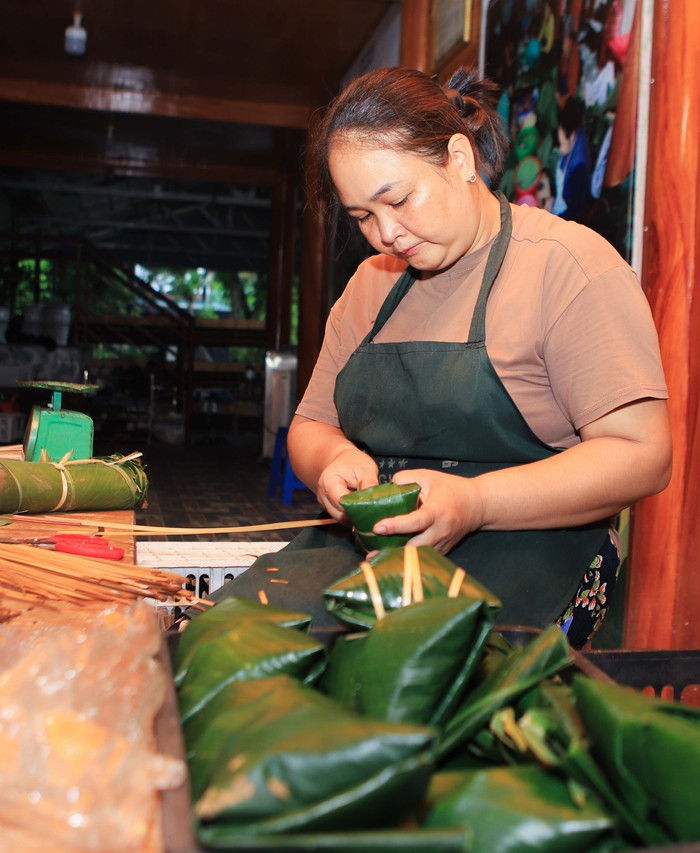 Hà Giang: Đỏ lửa luộc 3.000 bánh chưng gù/ngày phục vụ mùa Vu lan báo hiếu- Ảnh 4.