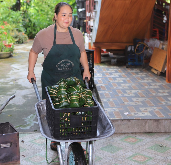 Hà Giang: Đỏ lửa luộc 3.000 bánh chưng gù/ngày phục vụ mùa Vu lan báo hiếu- Ảnh 8.