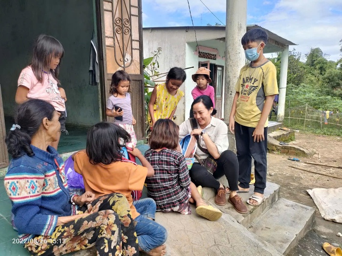 Hoàng Ly đã cùng ăn cùng ở với người đồng bào dân tộc thiểu số để thuyết phục họ cùng làm nông nghiệp với mình