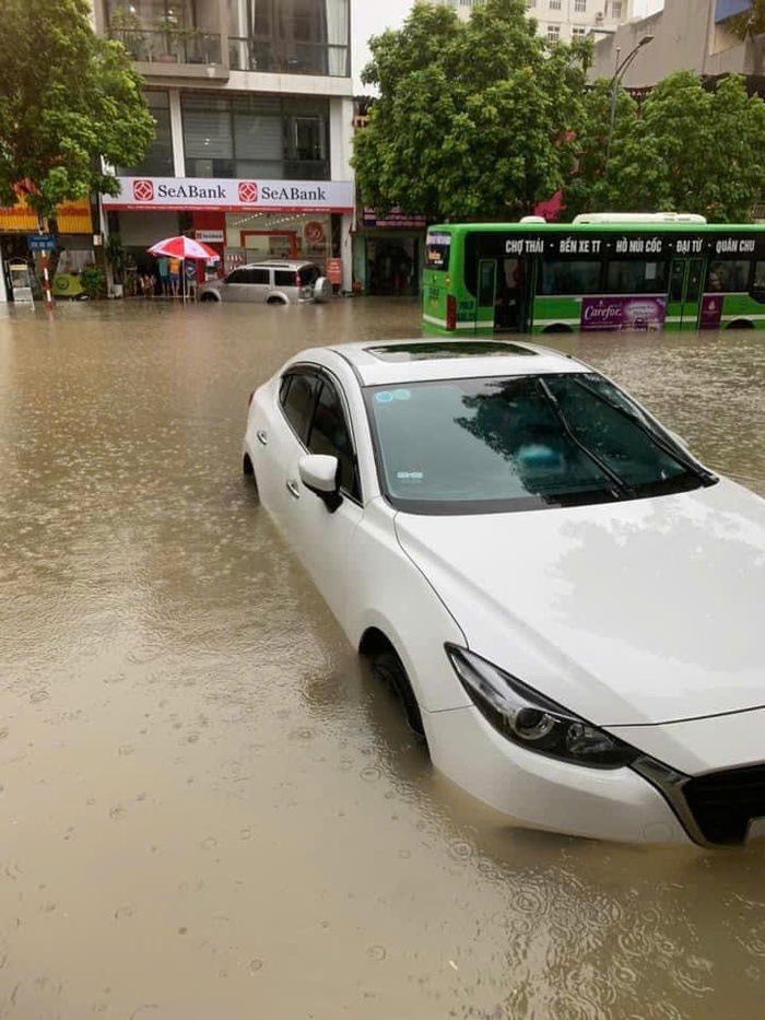 Mưa lớn kéo dài, thành phố Thái Nguyên mênh mông trong biển nước, giao thông tê liệt- Ảnh 2.