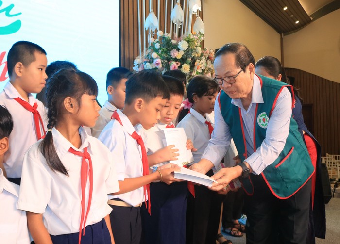 Khánh Hòa: Chương trình “Mẹ đỡ đầu” tặng 200 suất học bổng cho trẻ em mồ côi - Ảnh 2.