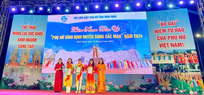 Ấn tượng 1.000 hội viên, phụ nữ trình diễn áo dài tại Liên hoan dân vũ “Phụ nữ Bình Định duyên dáng sắc màu” - Ảnh 10.