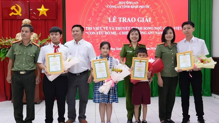 Bình Phước: Trao giải thi viết, vẽ và thuyết trình “Con yêu bố mẹ - chiến sĩ Công an” bằng song ngữ Anh - Việt - Ảnh 3.